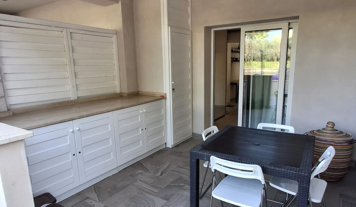 fitted-kitchen-apartment-calabria