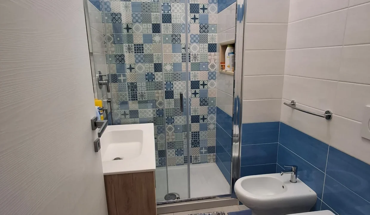 modern-bathroom-apartment-italy